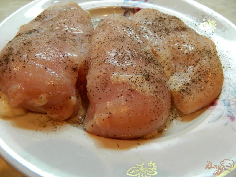 Фото приготовление рецепта: Куриное филе  в остром томатном соусе шаг №2