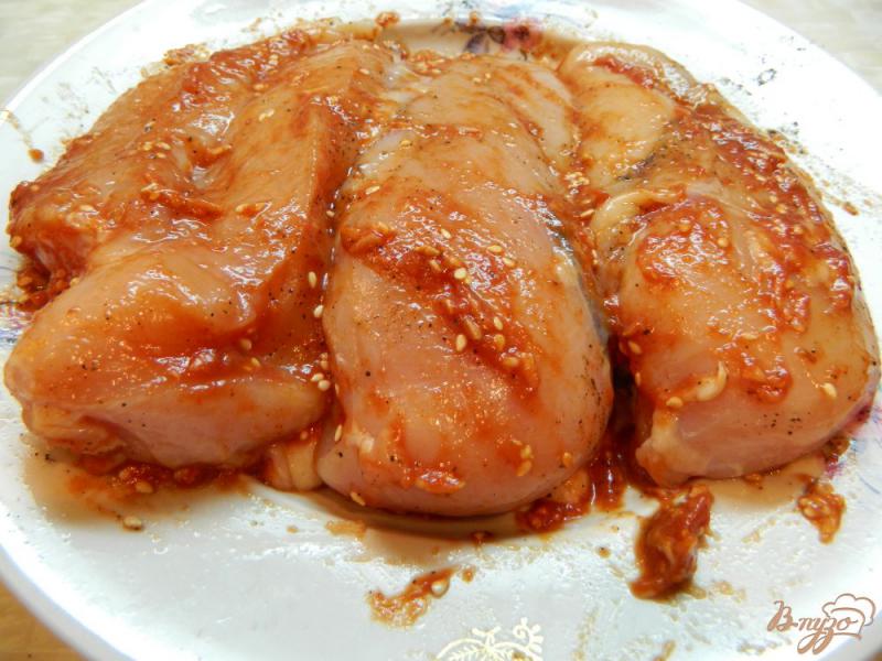 Фото приготовление рецепта: Куриное филе  в остром томатном соусе шаг №4