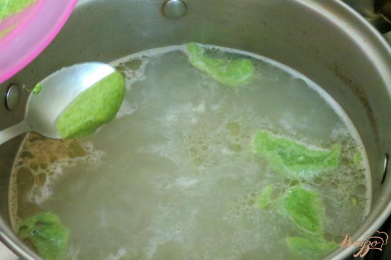 Фото приготовление рецепта: Суп со шпинатными галушками шаг №6