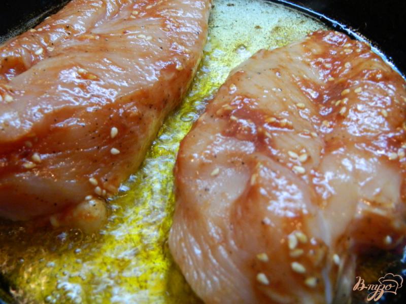 Фото приготовление рецепта: Куриное филе  в остром томатном соусе шаг №5