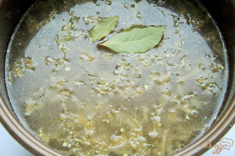 Фото приготовление рецепта: Щи из квашеной капусты в мультиварке шаг №4