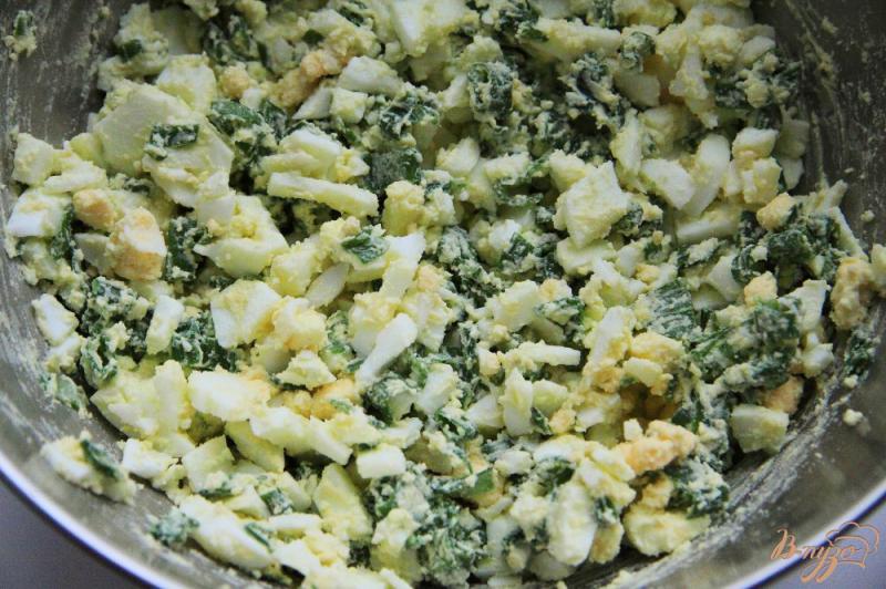 Фото приготовление рецепта: Пирожки с зеленым луком и яйцами шаг №9