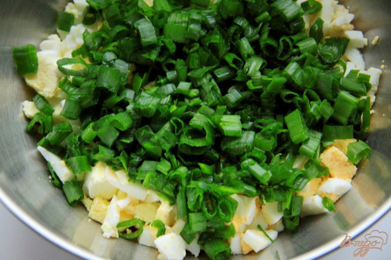 Фото приготовление рецепта: Пирожки с зеленым луком и яйцами шаг №8
