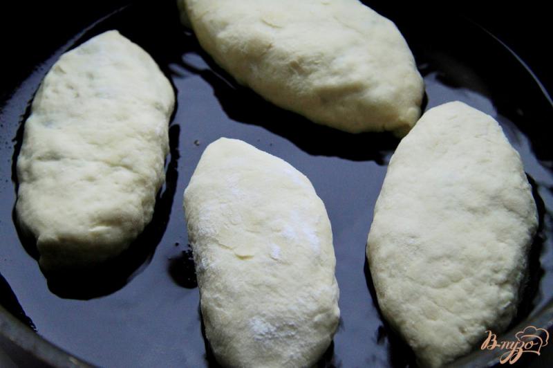 Фото приготовление рецепта: Пирожки с зеленым луком и яйцами шаг №13
