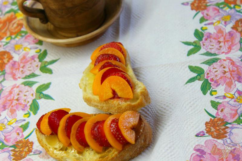 Фото приготовление рецепта: Гренки с фруктами и медом шаг №5