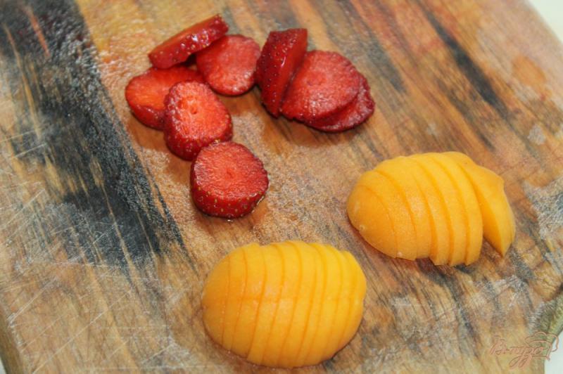 Фото приготовление рецепта: Гренки с фруктами и медом шаг №3