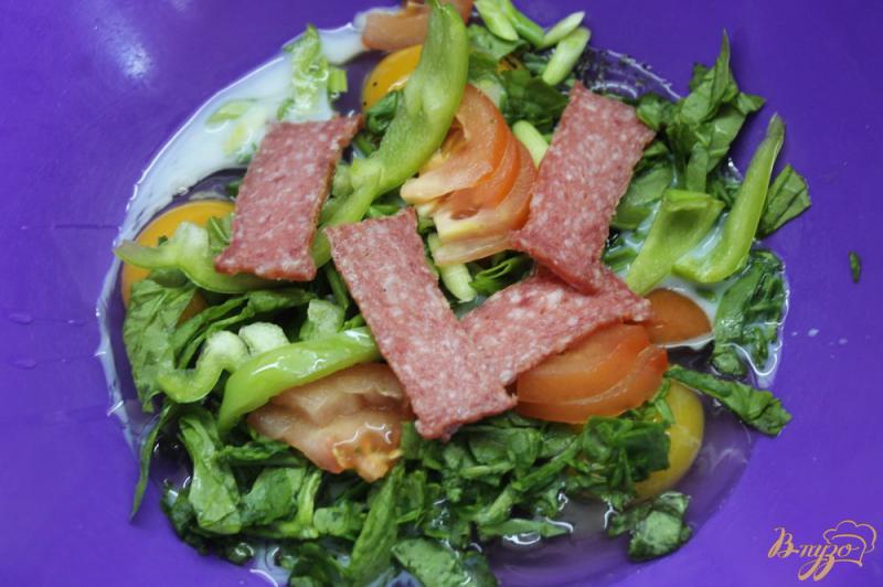 Фото приготовление рецепта: Омлет со шпинатом, помидорами и колбасой шаг №4