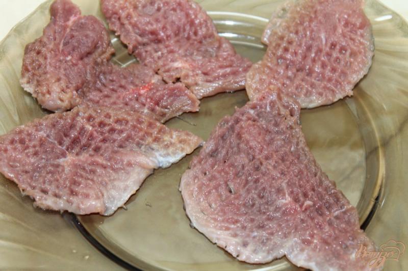 Фото приготовление рецепта: Жареное мясо утки с сыром в панировочных сухарях шаг №1