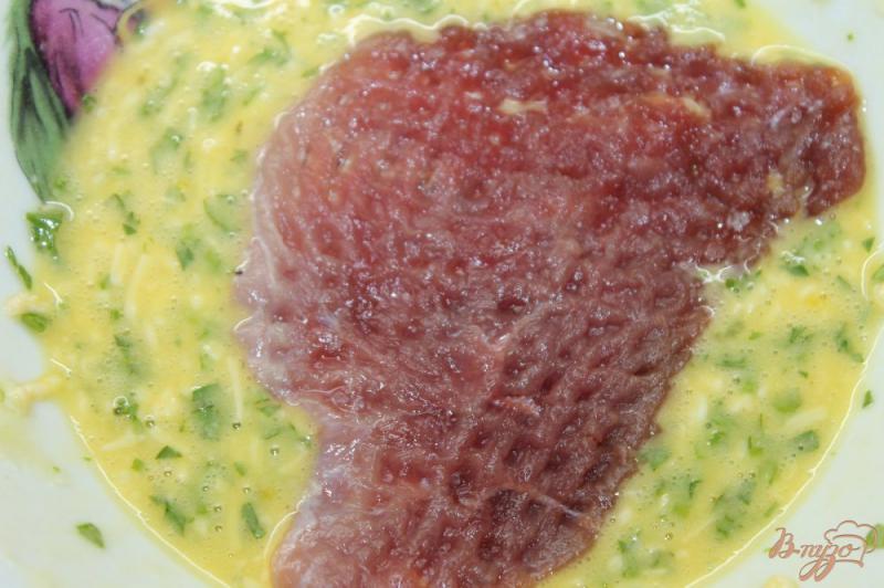 Фото приготовление рецепта: Жареное мясо утки с сыром в панировочных сухарях шаг №4