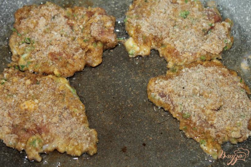 Фото приготовление рецепта: Жареное мясо утки с сыром в панировочных сухарях шаг №6