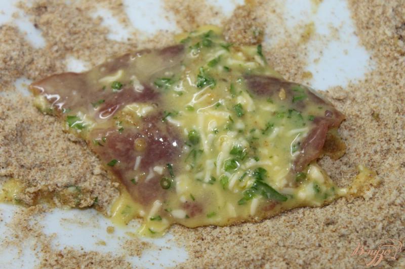 Фото приготовление рецепта: Жареное мясо утки с сыром в панировочных сухарях шаг №5