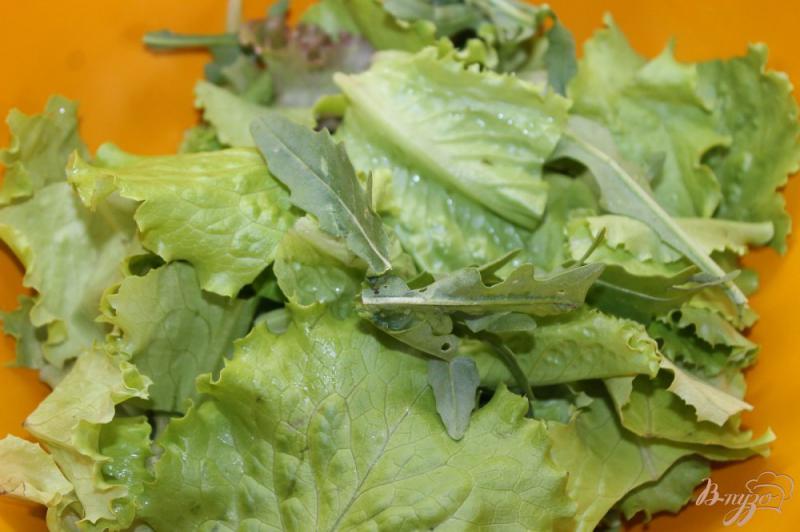 Фото приготовление рецепта: Салат с уткой и клубникой шаг №1