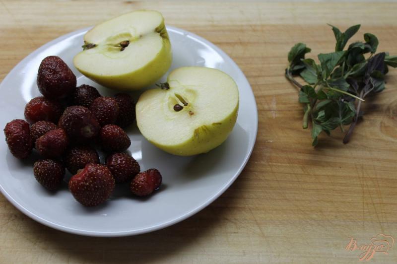 Фото приготовление рецепта: Яблочно - клубничный компот с мятой шаг №1