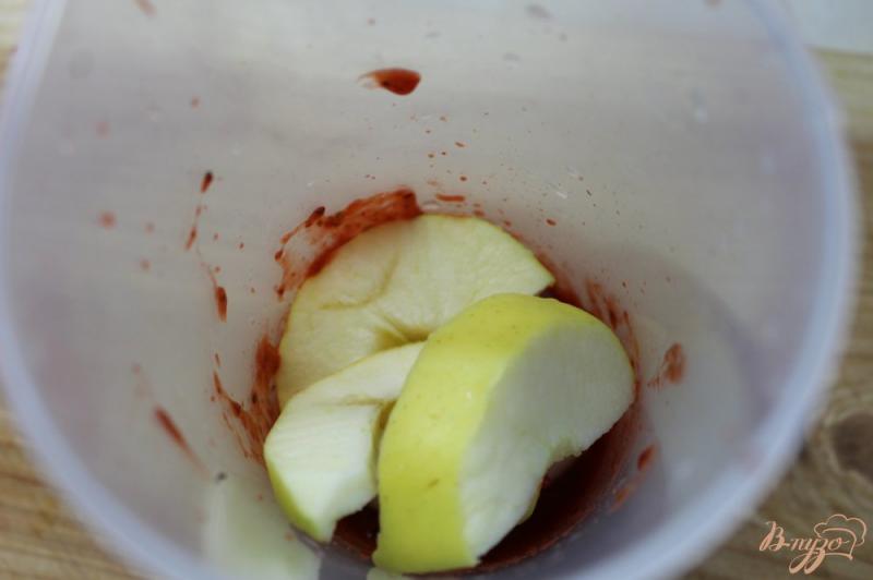 Фото приготовление рецепта: Яблочно - клубничный компот с мятой шаг №3