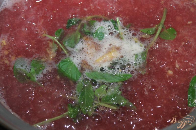 Фото приготовление рецепта: Яблочно - клубничный компот с мятой шаг №6