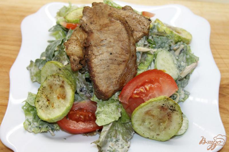 Фото приготовление рецепта: Теплый салат со свининой и яйцом пашот шаг №10