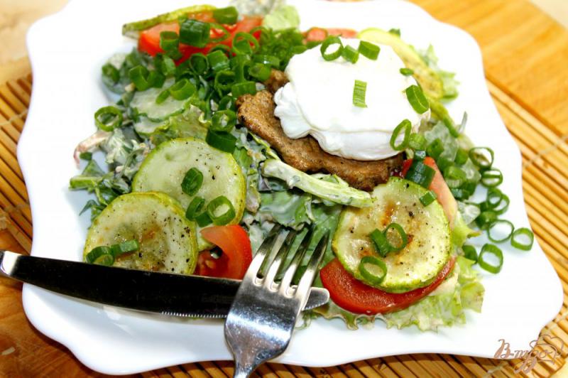 Фото приготовление рецепта: Теплый салат со свининой и яйцом пашот шаг №12