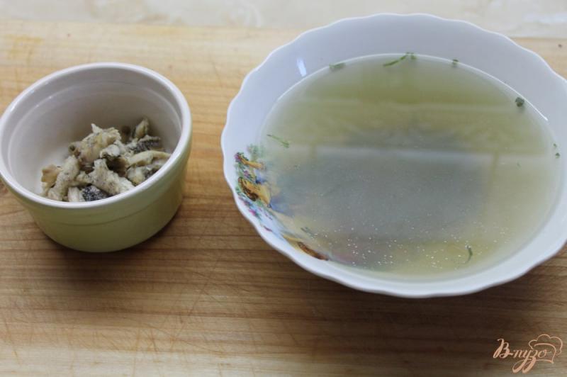 Фото приготовление рецепта: Рыбный суп из щуки с тимьяном шаг №4