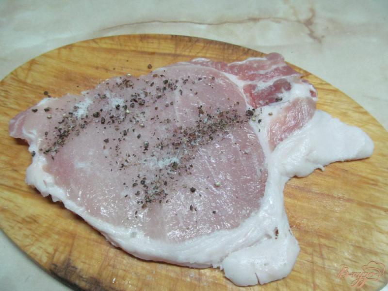 Фото приготовление рецепта: Свиная отбивная с картофелем под смородиновым соусом шаг №1