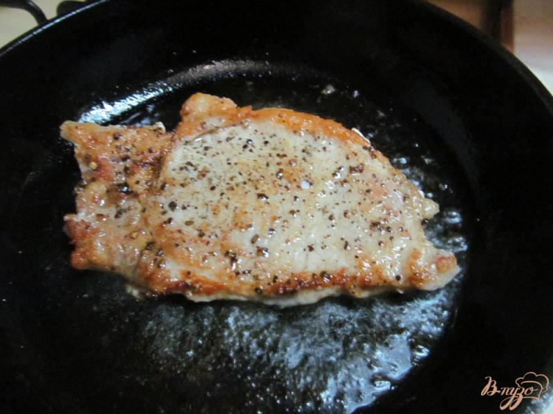 Фото приготовление рецепта: Свиная отбивная с картофелем под смородиновым соусом шаг №2