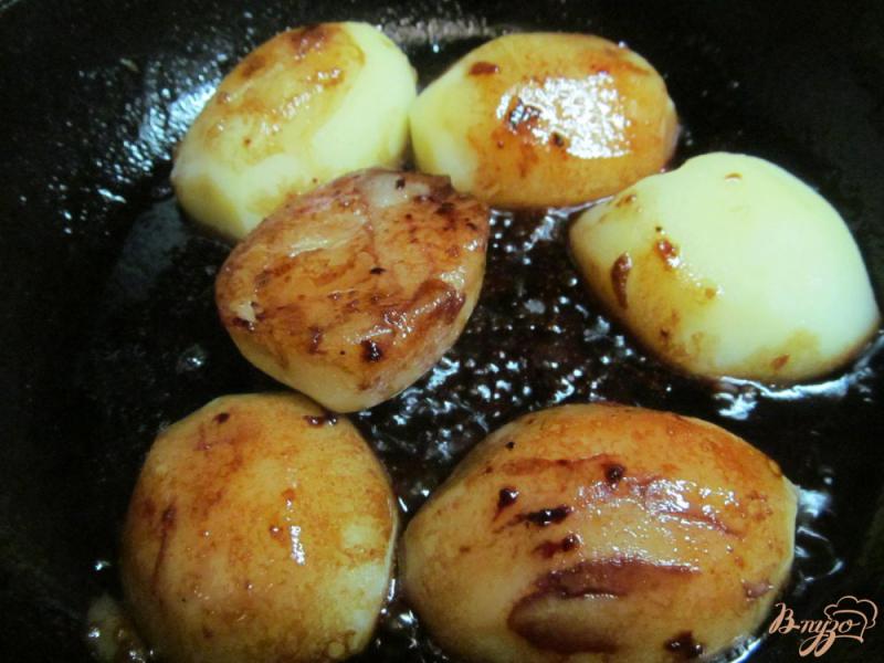Фото приготовление рецепта: Свиная отбивная с картофелем под смородиновым соусом шаг №6