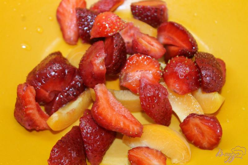 Фото приготовление рецепта: Полезный завтрак из фруктов и мюсли шаг №2