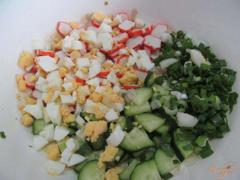 Фото приготовление рецепта: Салат с крабовыми палочками с соевым соусом шаг №3