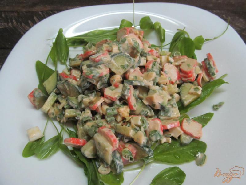 Фото приготовление рецепта: Салат с крабовыми палочками с соевым соусом шаг №5