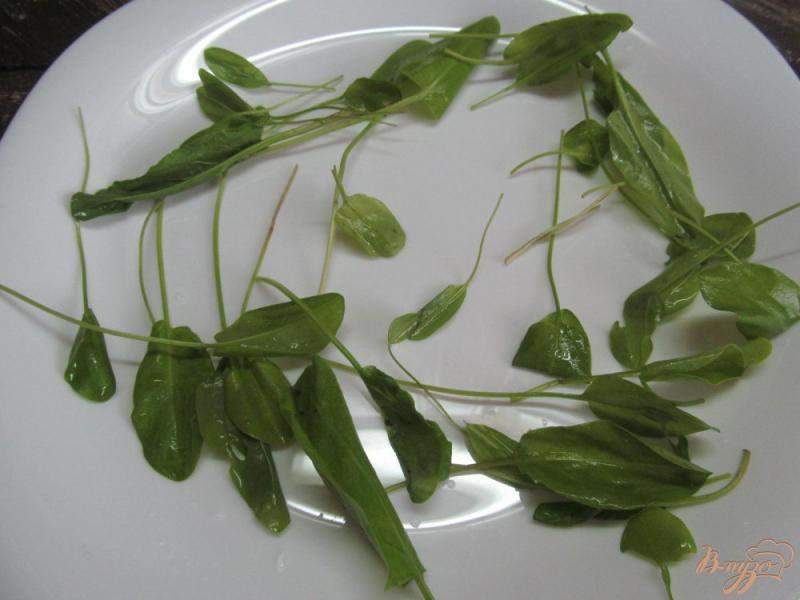 Фото приготовление рецепта: Салат с крабовыми палочками с соевым соусом шаг №4