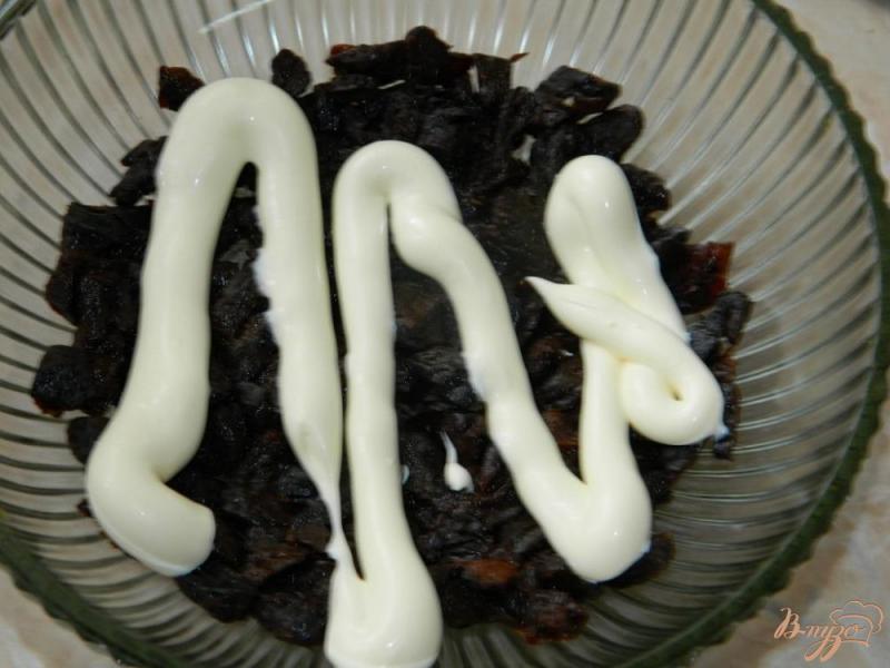 Фото приготовление рецепта: Слоёный салат с черносливом шаг №1