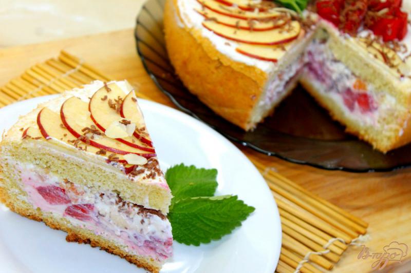 Фото приготовление рецепта: Бисквитный торт с фруктами и творогом шаг №10