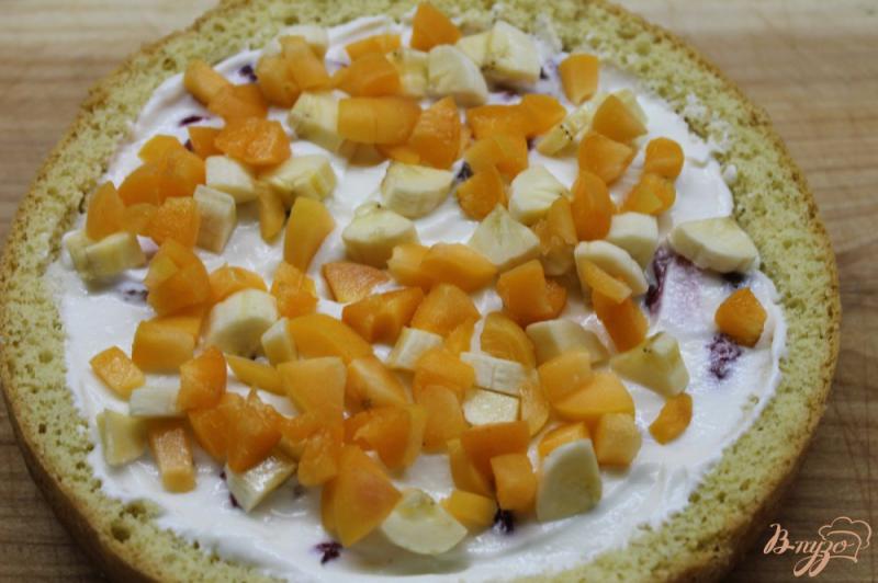Фото приготовление рецепта: Бисквитный торт с фруктами и творогом шаг №7