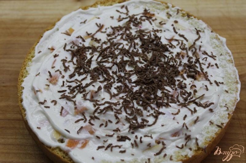 Фото приготовление рецепта: Бисквитный торт с фруктами и творогом шаг №8