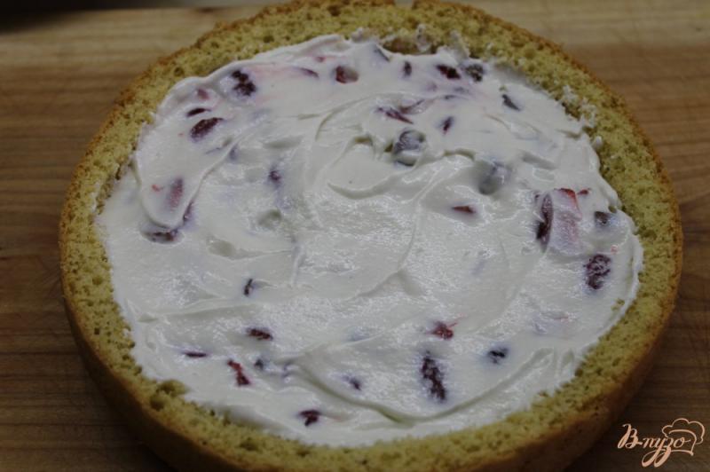 Фото приготовление рецепта: Бисквитный торт с фруктами и творогом шаг №6
