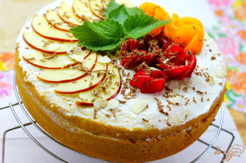 Фото приготовление рецепта: Бисквитный торт с фруктами и творогом шаг №9