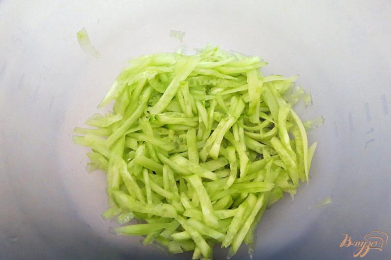 Фото приготовление рецепта: Салат из кабачков, огурцов и помидоров шаг №2