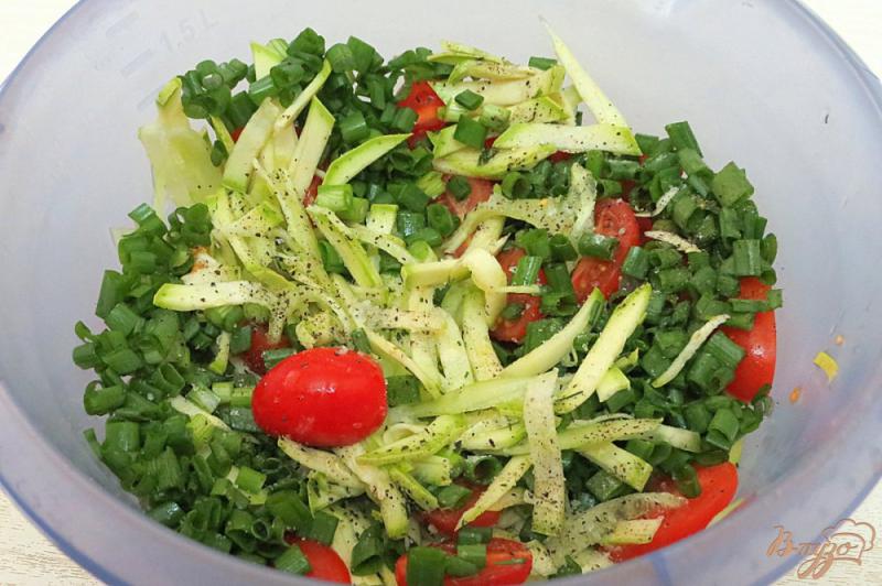 Фото приготовление рецепта: Салат из кабачков, огурцов и помидоров шаг №5