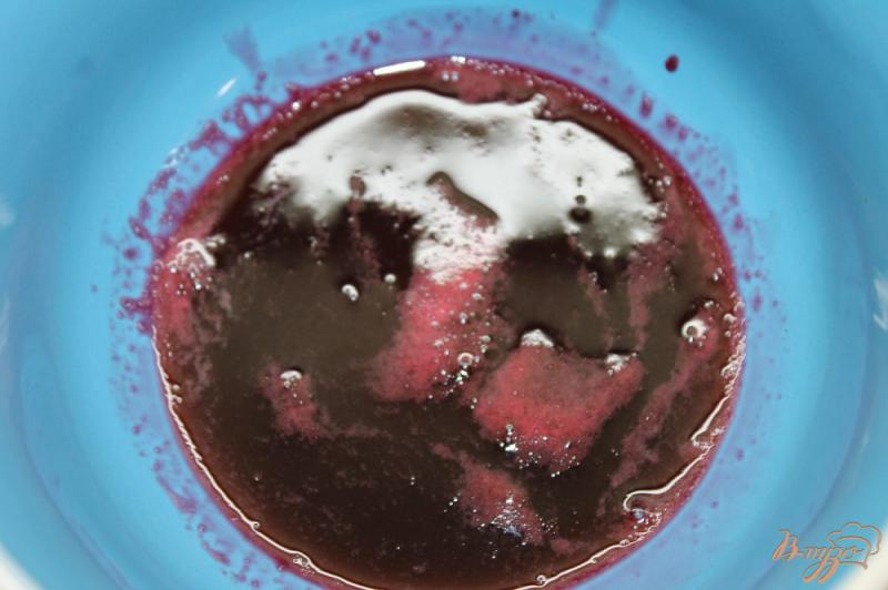 Фото приготовление рецепта: Блины со свекольным соком с фруктами и шоколадом шаг №2