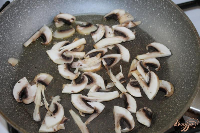 Фото приготовление рецепта: Сырный омлет с укропом и грибами шаг №1