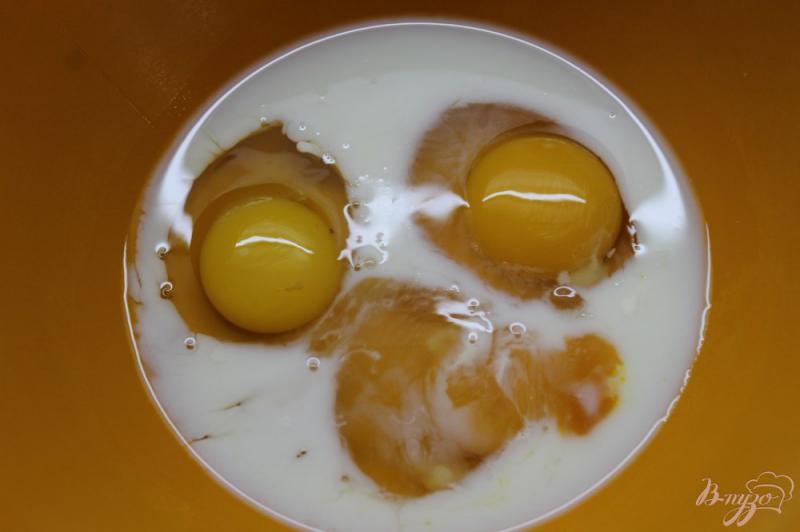 Фото приготовление рецепта: Сырный омлет с укропом и грибами шаг №2