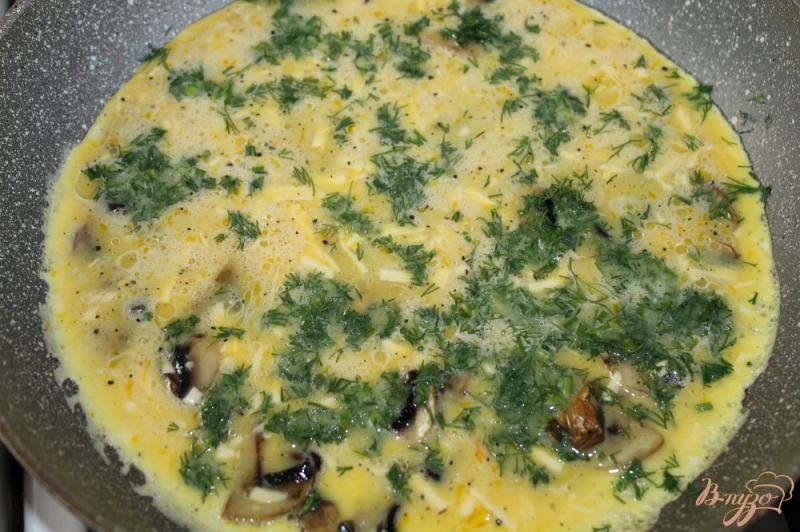 Фото приготовление рецепта: Сырный омлет с укропом и грибами шаг №5