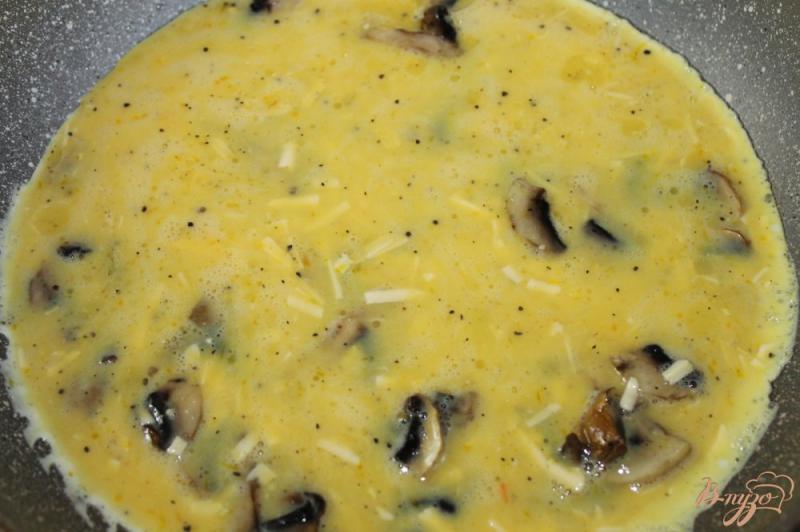 Фото приготовление рецепта: Сырный омлет с укропом и грибами шаг №4