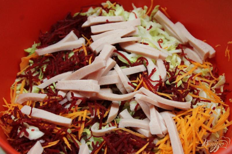 Фото приготовление рецепта: Капустный салат со свеклой и колбасой шаг №3