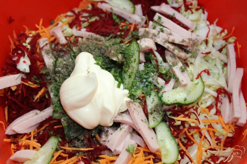 Фото приготовление рецепта: Капустный салат со свеклой и колбасой шаг №5