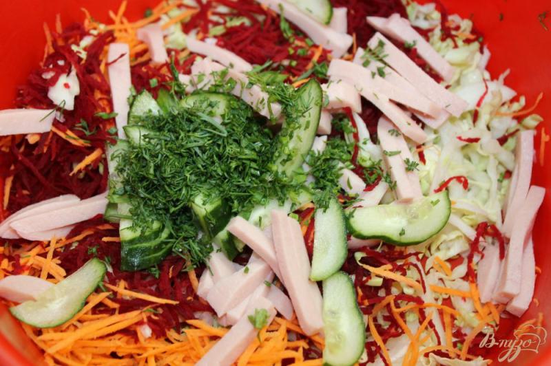Фото приготовление рецепта: Капустный салат со свеклой и колбасой шаг №4