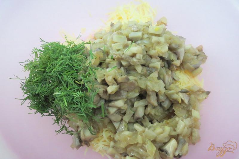 Фото приготовление рецепта: Куриные котлеты с грибами и сыром шаг №6