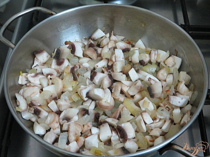 Фото приготовление рецепта: Куриные котлеты с грибами и сыром шаг №5