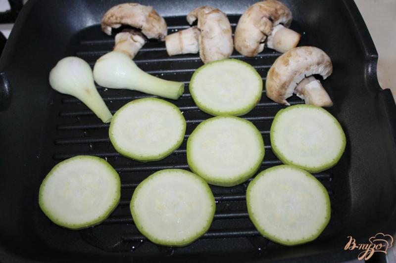 Фото приготовление рецепта: Салат из овощей гриль с фетой и куриной печенью шаг №2