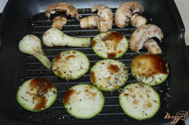 Фото приготовление рецепта: Салат из овощей гриль с фетой и куриной печенью шаг №3