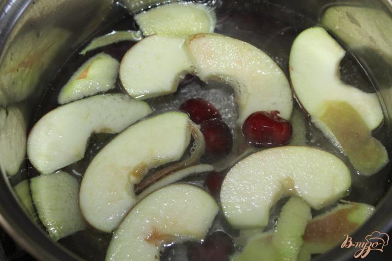Фото приготовление рецепта: Компот из черешни с яблоком и мелиссой шаг №2